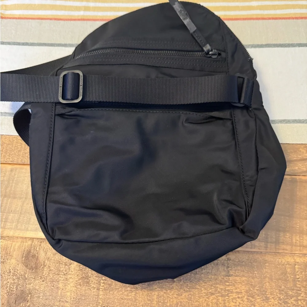 lululemon athletica Classic Black Crossbody Bag - Picture 2 of 3